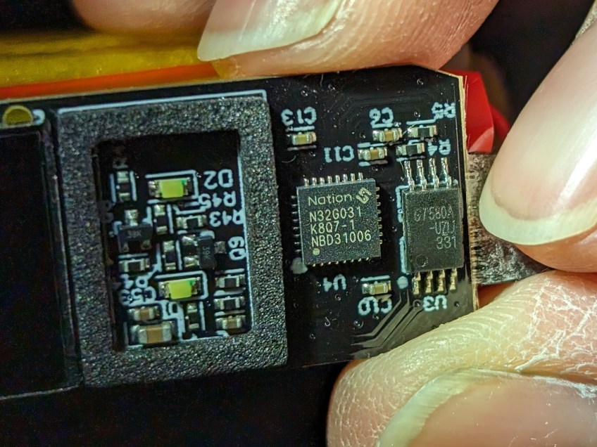 Nations Tech N32G031K8Q7-1 microcontroller and Giantech GT25Q80A-UZLI SPI Flash.